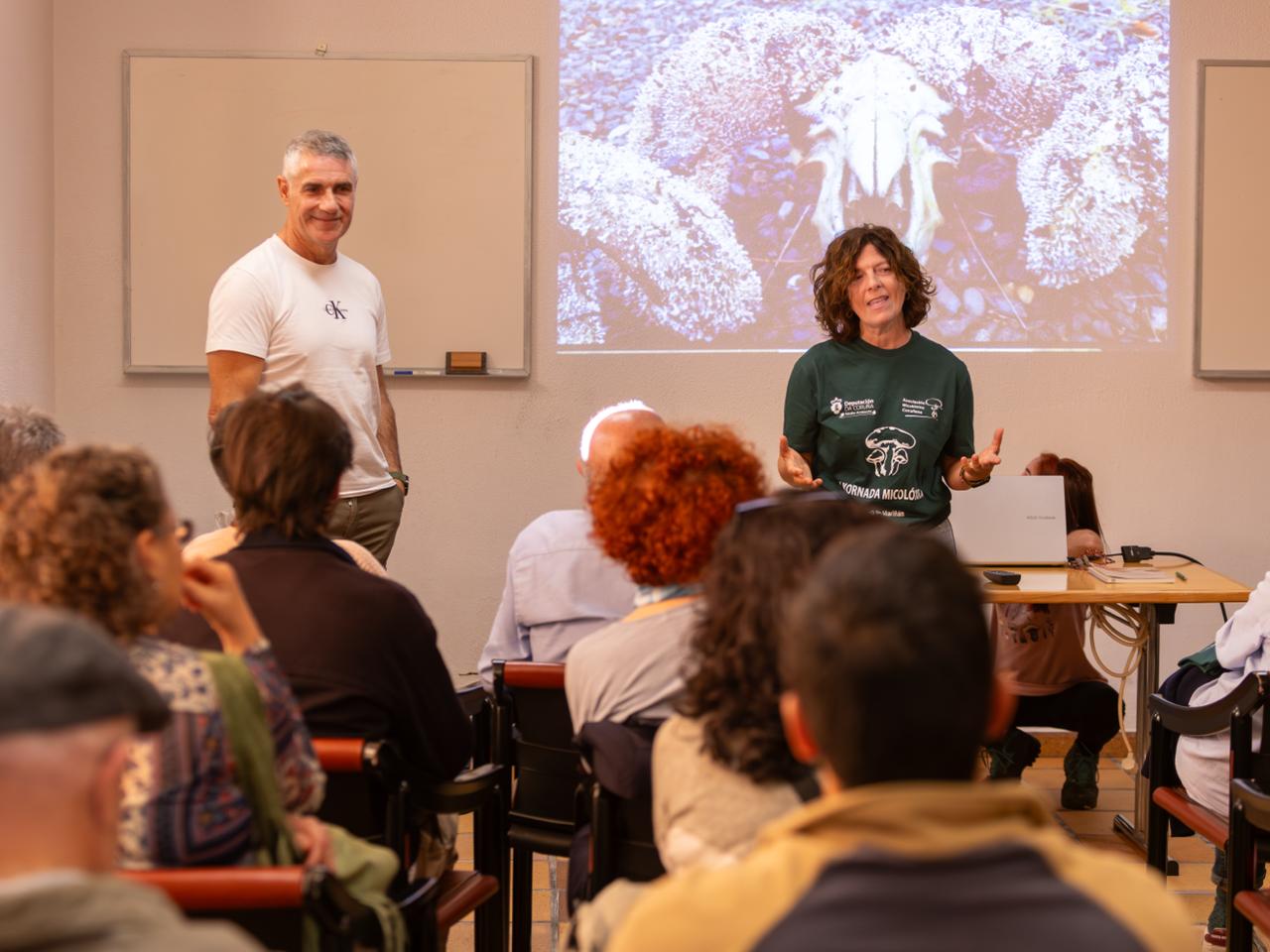 Rosa Ana presentando a Xornada A Deputada Rosa Ana García presentado a Xornada Micolóxica