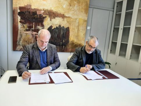 Deputación e Concello da Coruña asinan un convenio para o uso municipal dos polideportivos do IES Puga Ramón e do IES Rosalía Mera