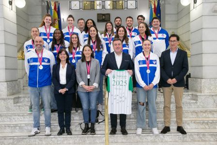 O pleno da Deputación da Coruña aproba unha achega de 100.000 euros para comprar novas embarcacións e equipamento ao Club de Remo Pobra