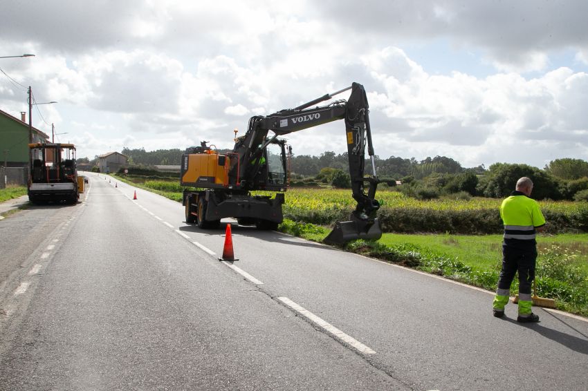 A Deputación inicia as obras de renovación do firme da estrada que une Carballo e Razo