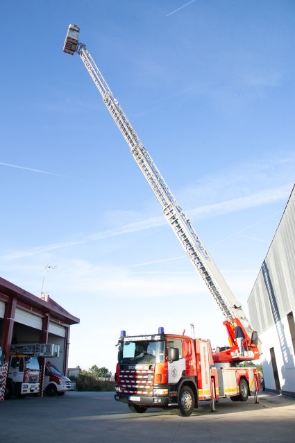 O Consorcio de Bombeiros dota os parques das Pontes e Arzúa con dous camións autoescada e completa así o equipamento en todas as comarcas