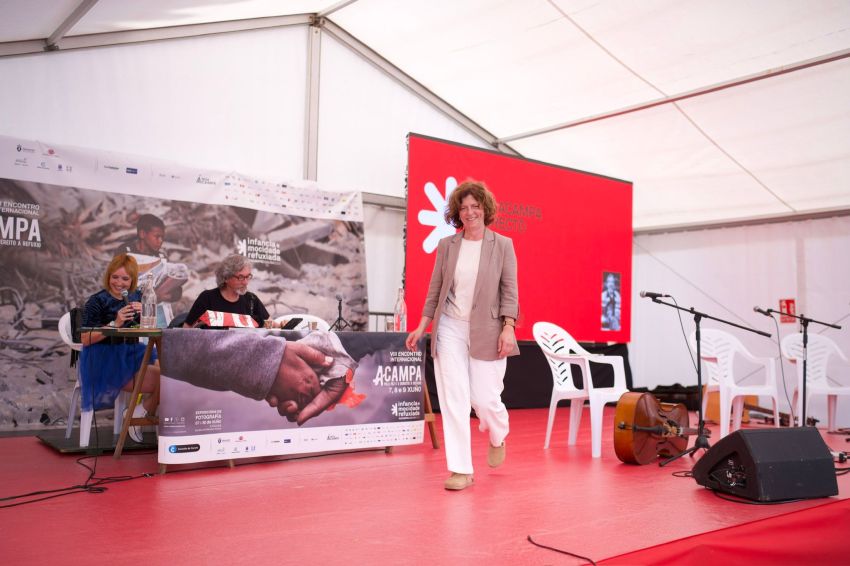 A deputada Rosa Ana García reflexiona sobre a crueza da guerra na apertura do oitavo encontro internacional Acampa pola Paz