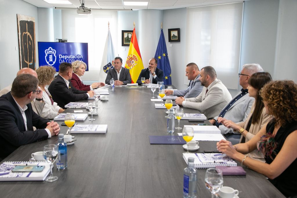 A Deputación da Coruña e unha delegación de alcaldesas e alcaldes de Polonia exploran vías de cooperación económica, social e cultural