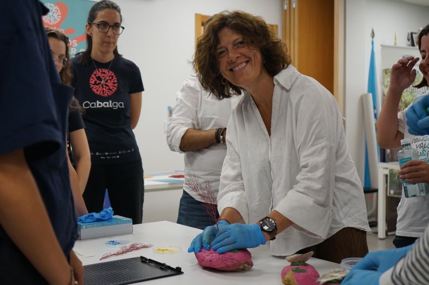 A deputada de Medio Ambiente, Rosa Ana García, participa nunha restauración mariña con Amicos