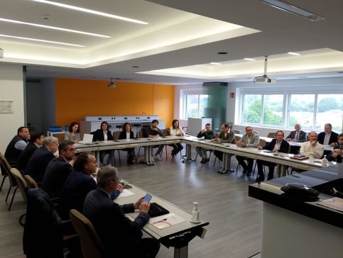 A deputada de Emprego fai balance do PEL no pleno da Cámara de Comercio de Santiago
