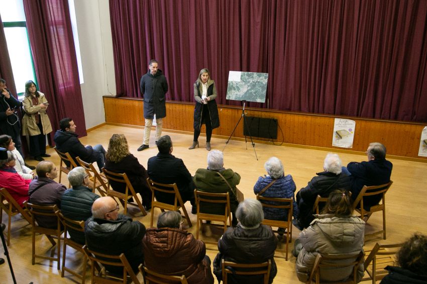 A Deputación da Coruña presentou á veciñanza de Xuvia o proxecto da Senda do Trece na estrada DP-5404