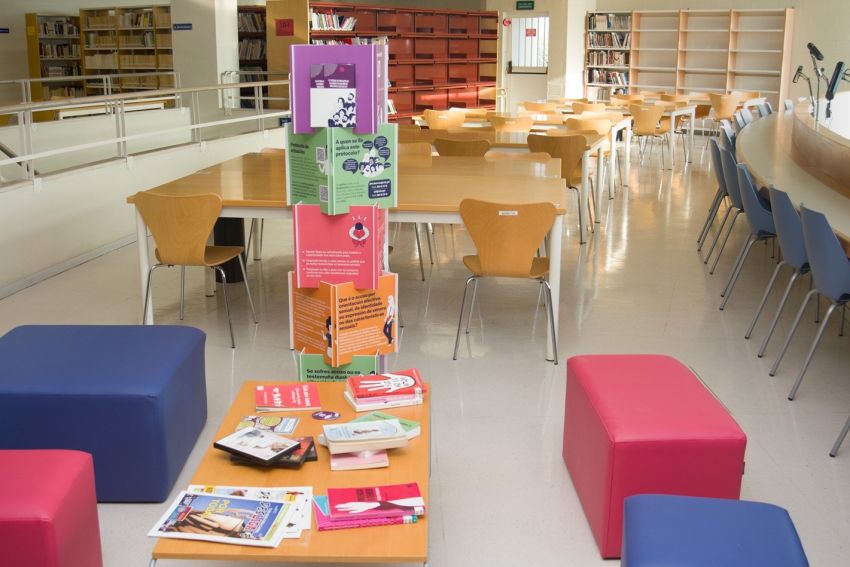 As bibliotecas da Universidade da Coruña contarán con puntos violeta contra a violencia machista