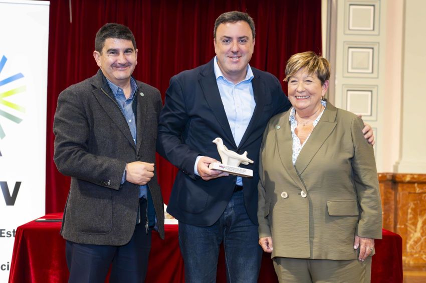Formoso recibe un  dos premios COGAVE 2023 polo apoio da Deputación da Coruña ao movemento asociativo veciñal
