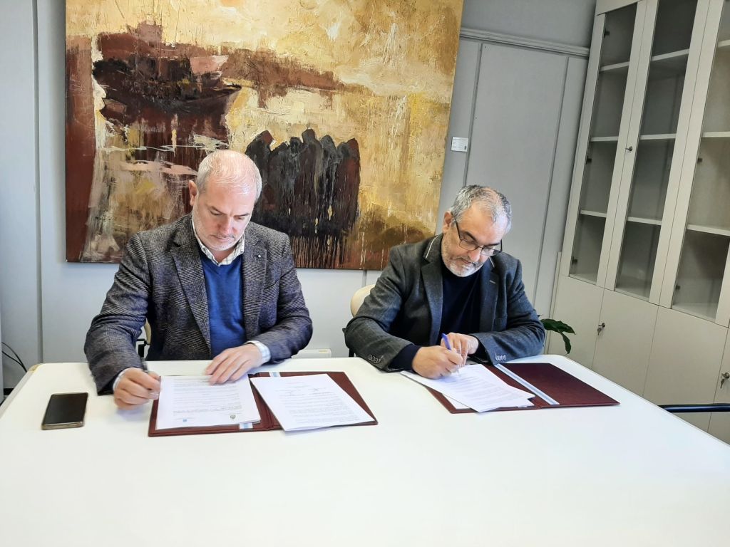 Deputación e Concello da Coruña asinan un convenio para o uso municipal dos polideportivos do IES Puga Ramón e do IES Rosalía Mera