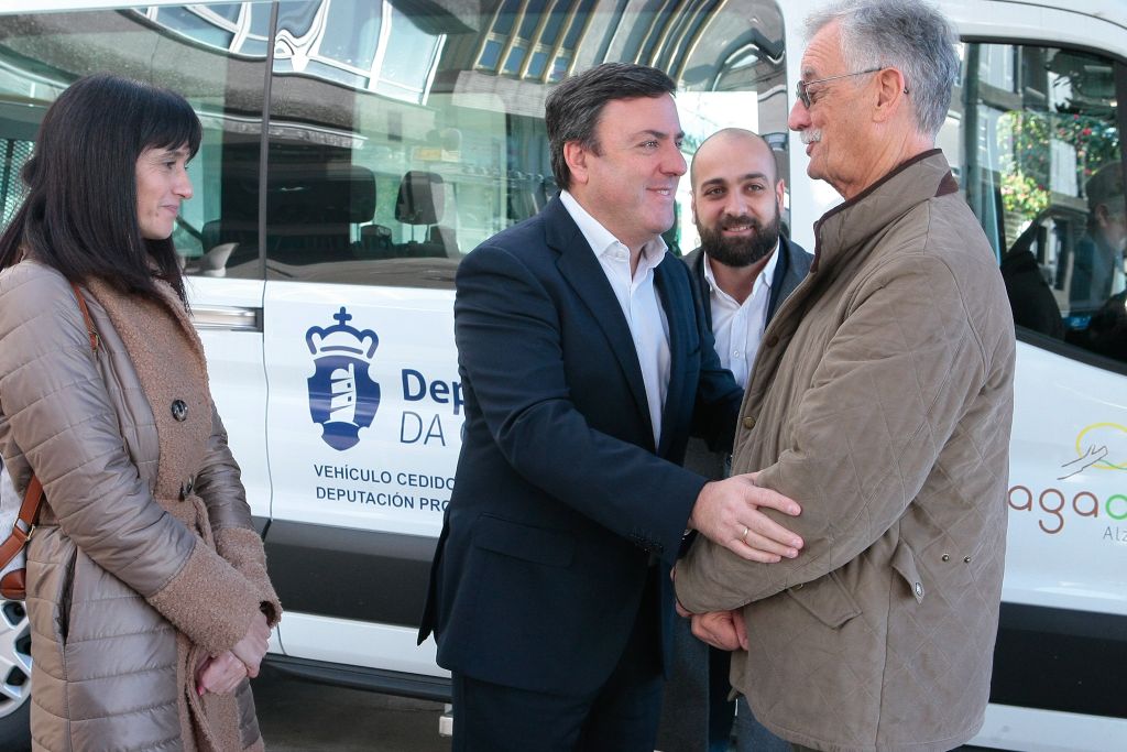 A Deputación da Coruña entrega un novo vehículo para o centro de día de persoas con alzheimer de Agadea en Ribeira