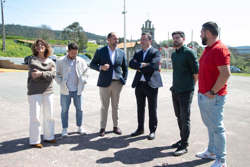 O presidente da Deputación e o alcalde de Pontedeume visitan as melloras realizadas na sede da Asociación Veciñal e Cultural “Mariano Ruiz” da parroquia de Andrade