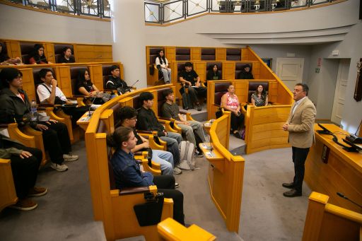 Formoso recibe na Deputación ao alumnado do colexio galego-arxentino Santiago Apóstol de Bos Aires