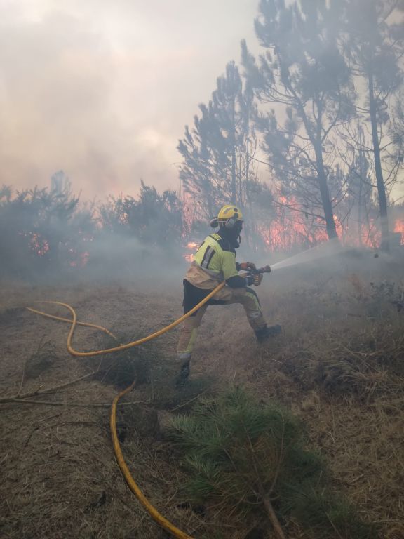 O Consorcio Provincial Contraincendios da Coruña reforza o operativo despregado en Ourense, que pasa de 12 a 16 bombeiros
