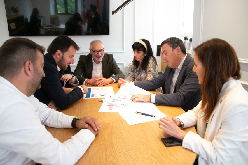 A Deputación reforza os servizos sociais de Paderne cun novo vehículo para o SAF e máis de 68.000 euros de investimento