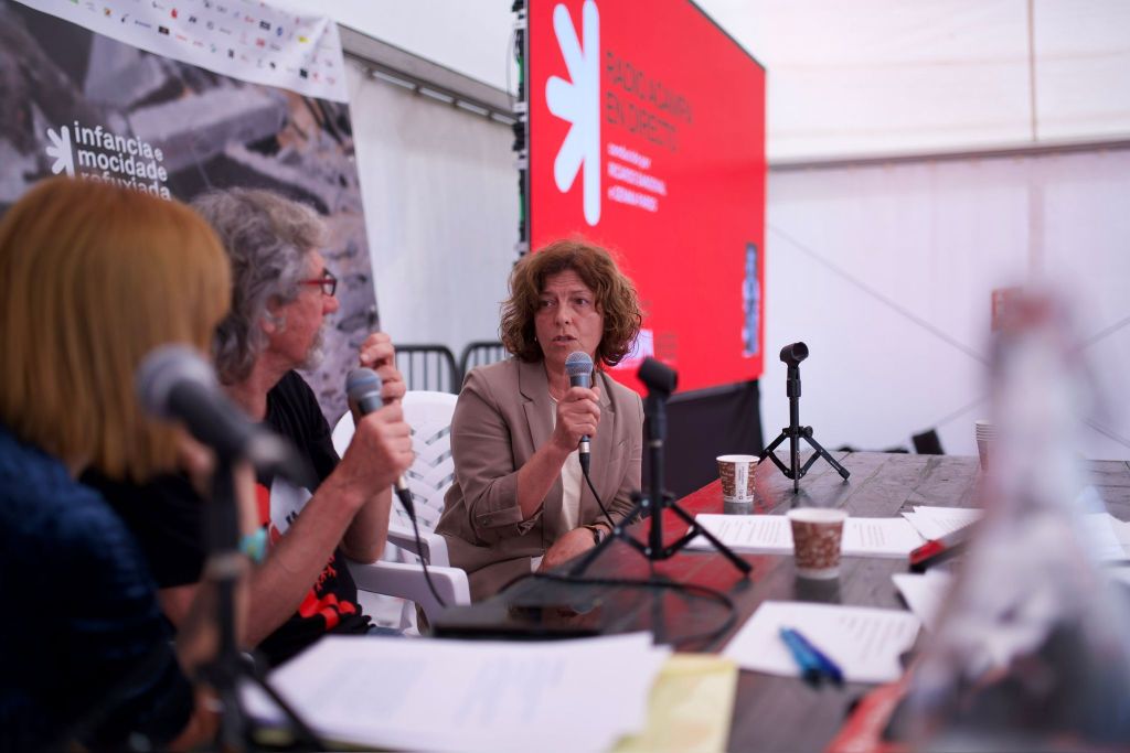 A deputada Rosa Ana García reflexiona sobre a crueza da guerra na apertura do oitavo encontro internacional Acampa pola Paz