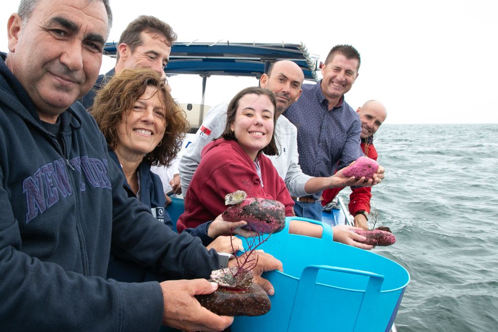 A deputada de Medio Ambiente, Rosa Ana García, participa nunha restauración mariña con Amicos