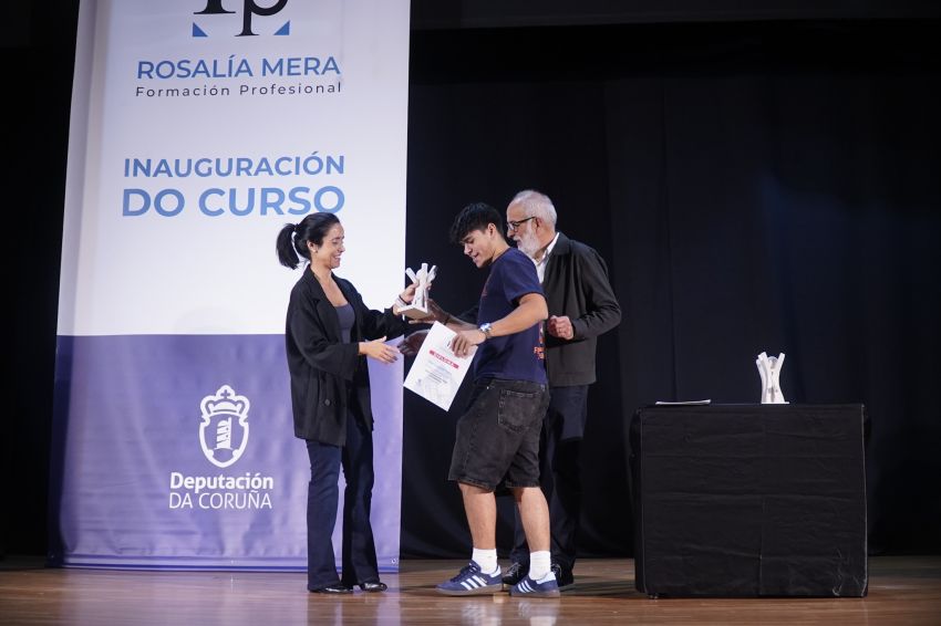 A deputada de Educación, Yoya Neira, inaugura o curso escolar no IES Rosalía Mera