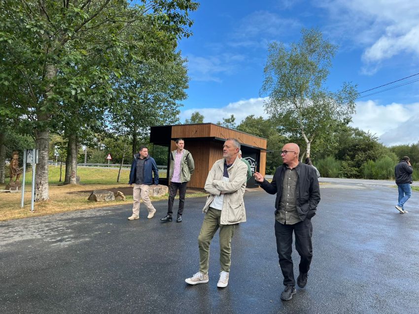 Regueira visita en Zas a nova oficina de información turística de Brandomil