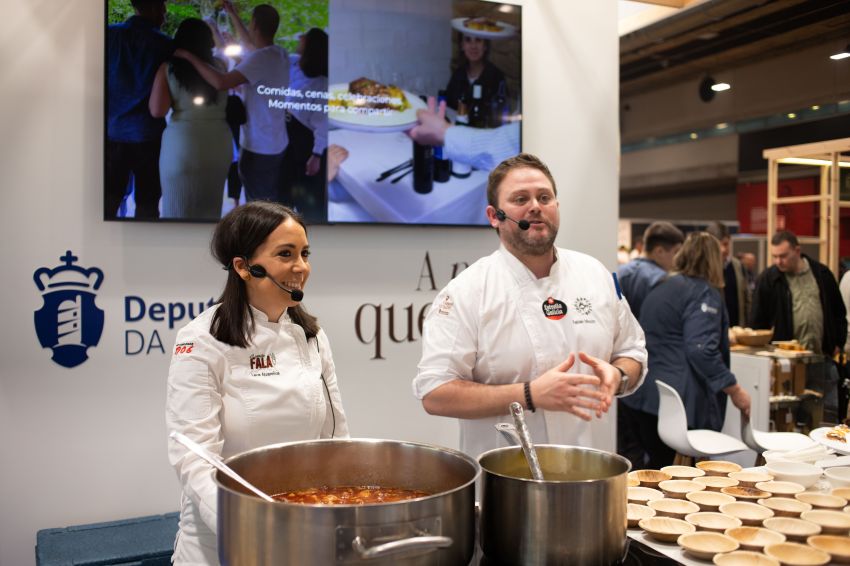 Grande expectación e ringleiras nas primeiras demostracións que acolleu o posto da Deputación da Coruña en Madrid Fusión 2026