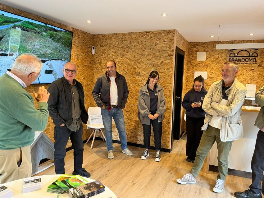 Regueira visita en Zas a nova oficina de información turística de Brandomil