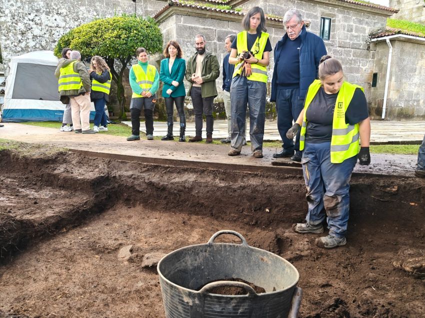 A deputada de dereitos civís, Sol Agra, visita en Rianxo os traballos de exhumación  de dous barbanceses fusilados en 1936