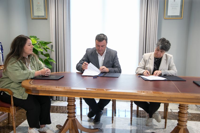 A Deputación achega 90.500 euros para acondicionar a piscina municipal de Moeche