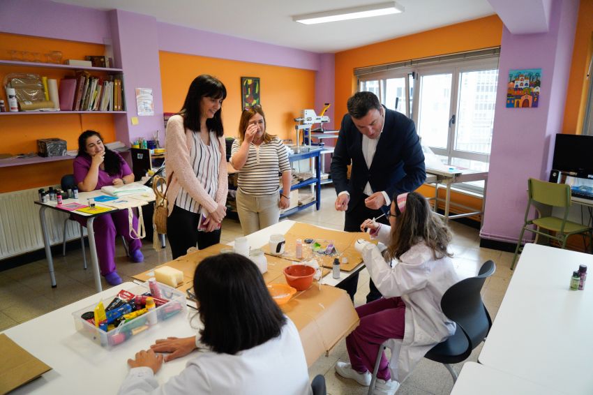 Formoso destaca na súa visita ao Centro Ocupacional Pascual Veiga o “fundamental labor” no eido da inserción de persoas con discapacidade