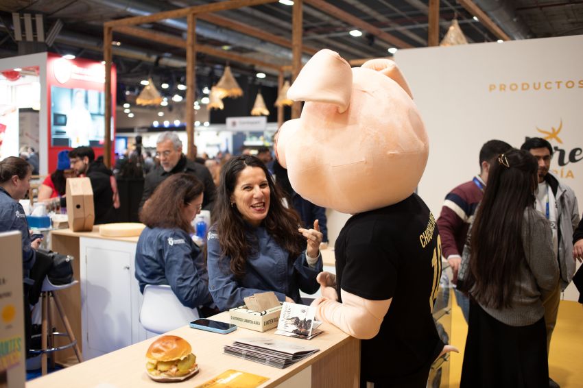 Grande expectación e ringleiras nas primeiras demostracións que acolleu o posto da Deputación da Coruña en Madrid Fusión 2026