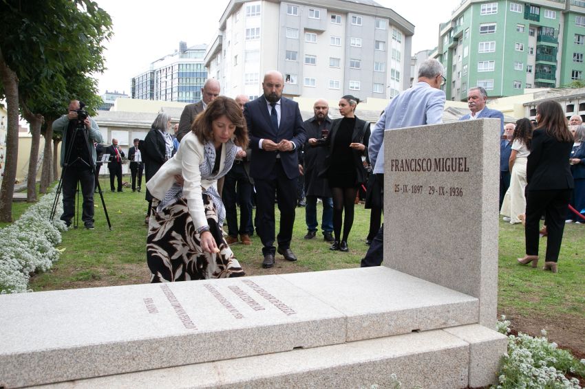 A deputada de dereitos civís, Soledad Agra, participa no acto de homenaxe a Francisco Miguel