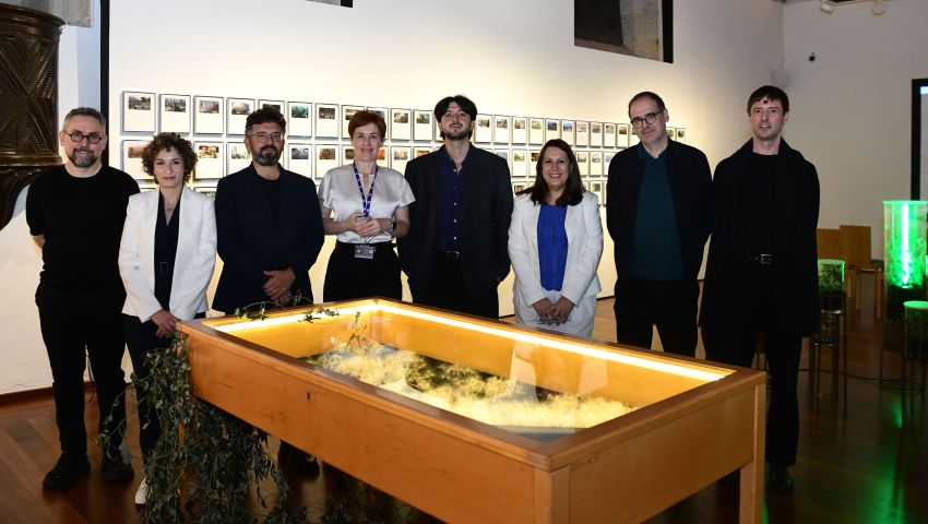 A exposición 'Ficcións especulativas' pode verse ata febreiro de 2026 no Colexio de Fonseca co apoio da Deputación