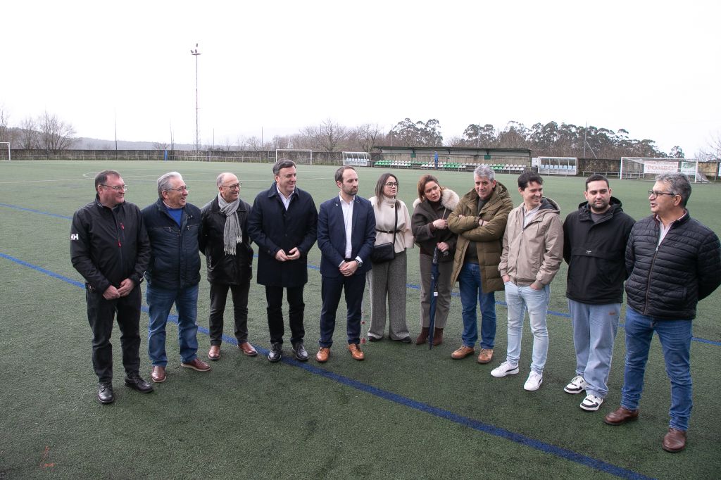 A Deputación e o Concello de Lousame investirán máis de 204.000 euros na renovación do céspede artificial do campo de Cabanetán