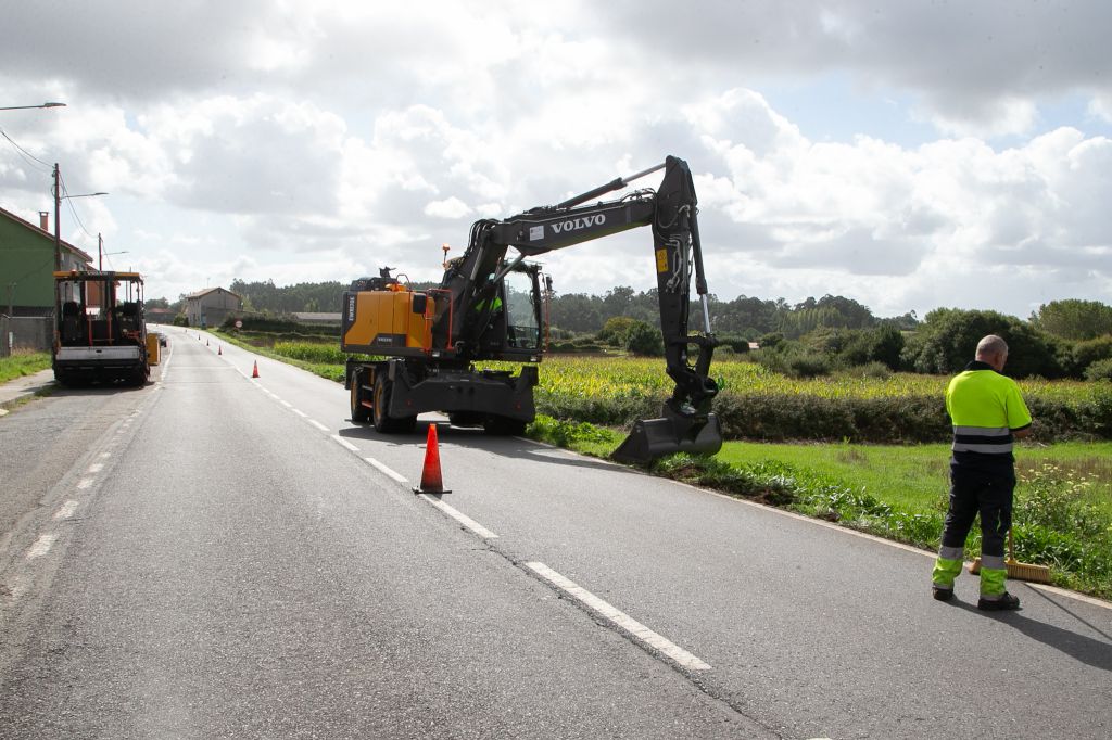 A Deputación inicia as obras de renovación do firme da estrada que une Carballo e Razo