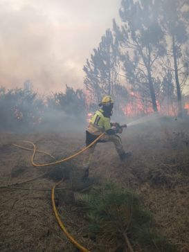 O Consorcio Provincial Contraincendios da Coruña reforza o operativo despregado en Ourense, que pasa de 12 a 16 bombeiros