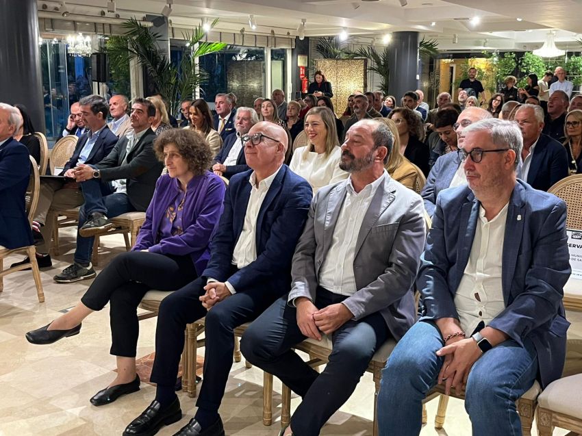 Regueira entrega a O Barqueiro o galardón ao “pobo máis bonito” nos II Premios de Turismo Gente Viajera de Galicia