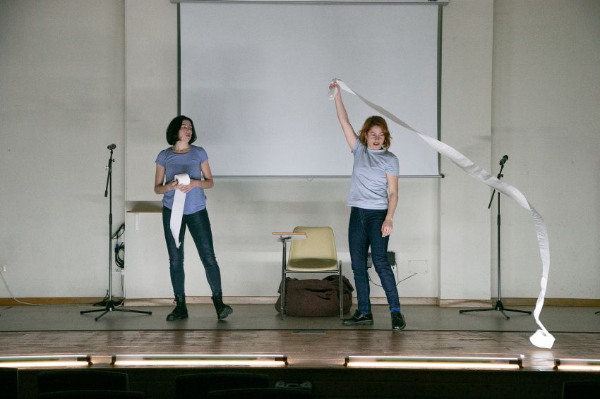 O instituto de Neda acolleu a primeira representación da obra teatral “Papel 2.0” contra o acoso escolar