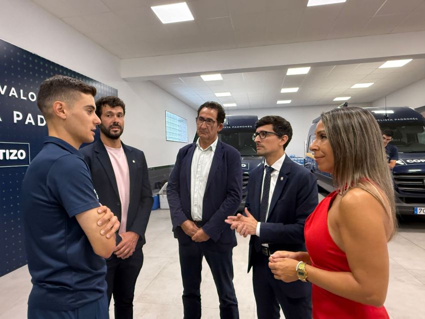 A Deputación da Coruña e o Concello de Padrón celebran cos membros do Club Ciclista Padronés os seus éxitos deportivos