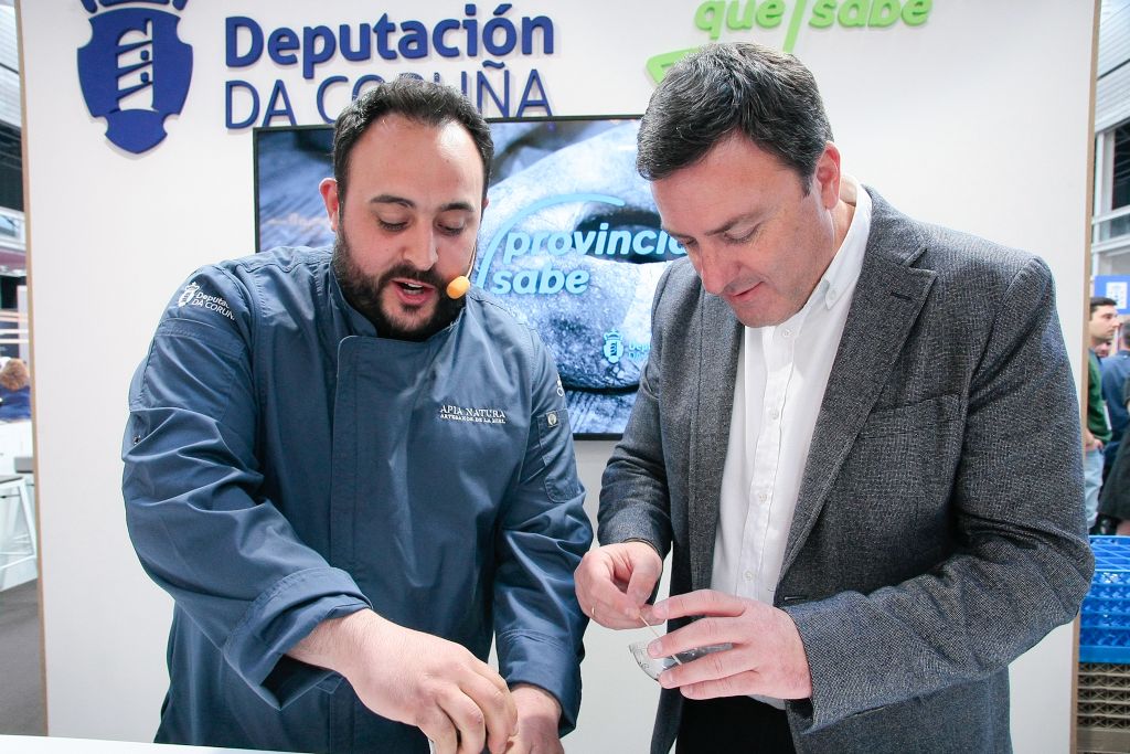 Formoso visita o posto da Deputación no Galicia Fórum Gastronómico