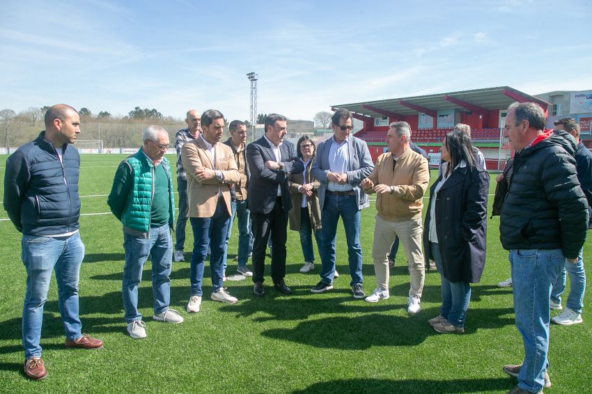 A Deputación investiu 185.000 euros na renovación do céspede do campo de fútbol Lino Balado en Oroso