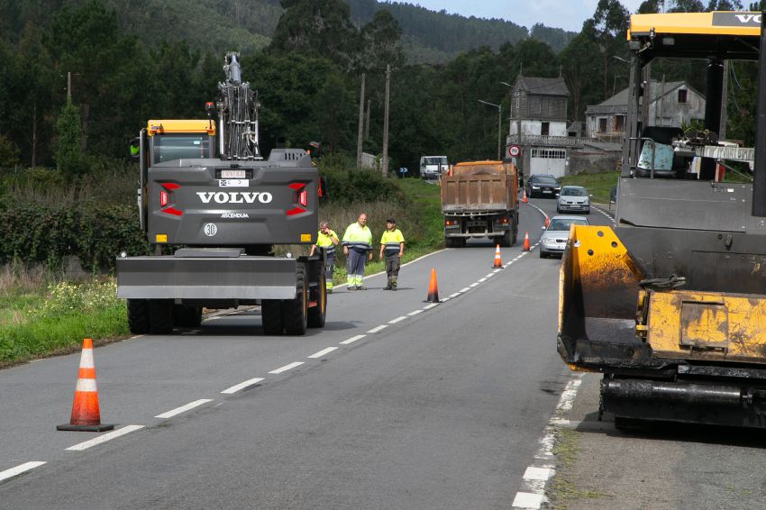 A Deputación inicia as obras de renovación do firme da estrada que une Carballo e Razo