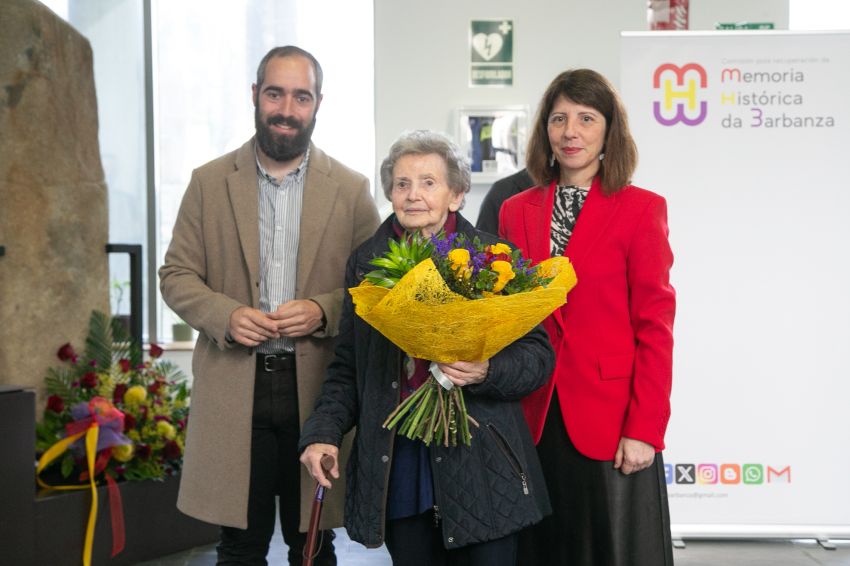 As Madriñas Republicanas, “esas mulleres que puxeron humanidade no horror” reciben en Rianxo unha homenaxe da man da Deputación