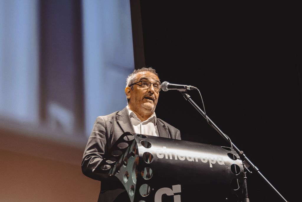 O deputado Xosé Lois Penas entrega a João Canijo o Premio Cineuropa