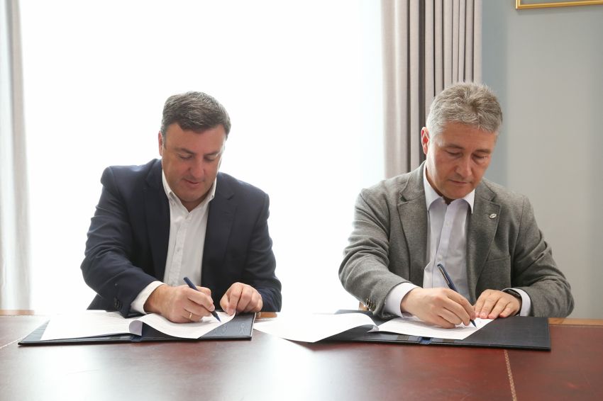 A Deputación renova a súa colaboración coa UDC para que o alumnado universitario que resida na Elvira Bao poida usar o comedor do IES Rosalía Mera