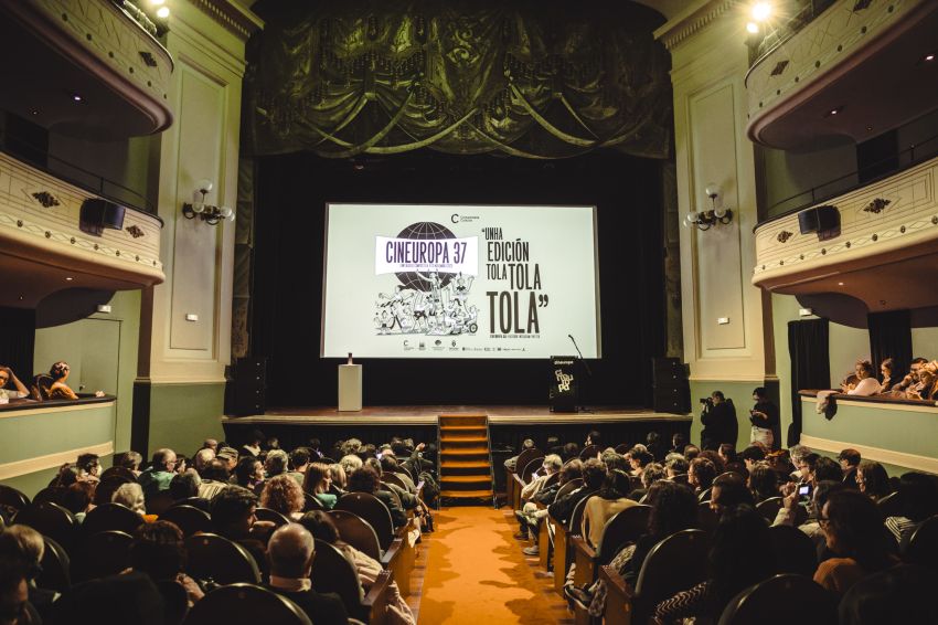 O deputado Xosé Lois Penas entrega a João Canijo o Premio Cineuropa