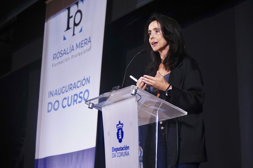 A deputada de Educación, Yoya Neira, inaugura o curso escolar no IES Rosalía Mera