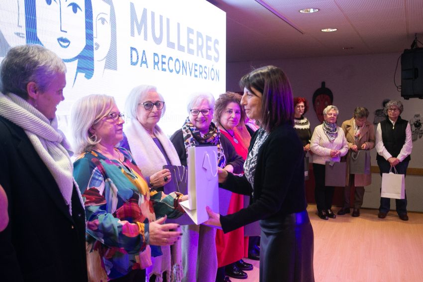 As Mulleres da Reconversión reciben en Fene un caloroso recoñecemento polo 8M
