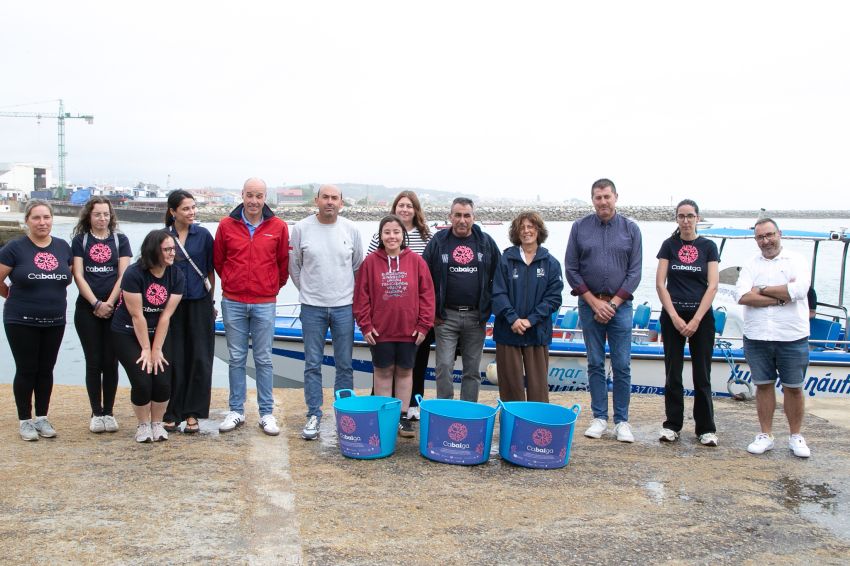 A deputada de Medio Ambiente, Rosa Ana García, participa nunha restauración mariña con Amicos
