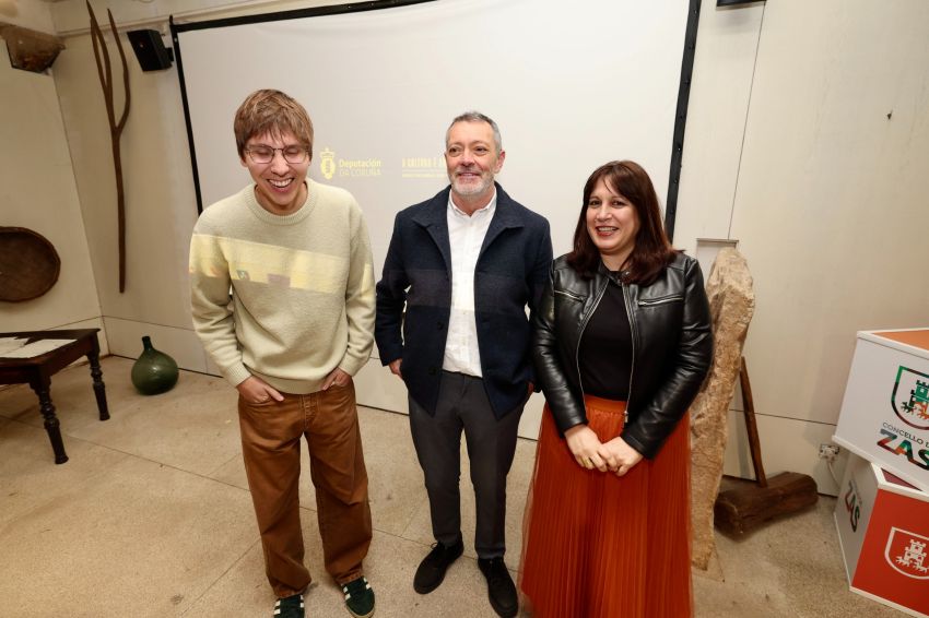 Natividade González asiste en Zas ao primeiro pase do documental ‘A Costa e os Castelos. Unha viaxe pola Costa da Morte’