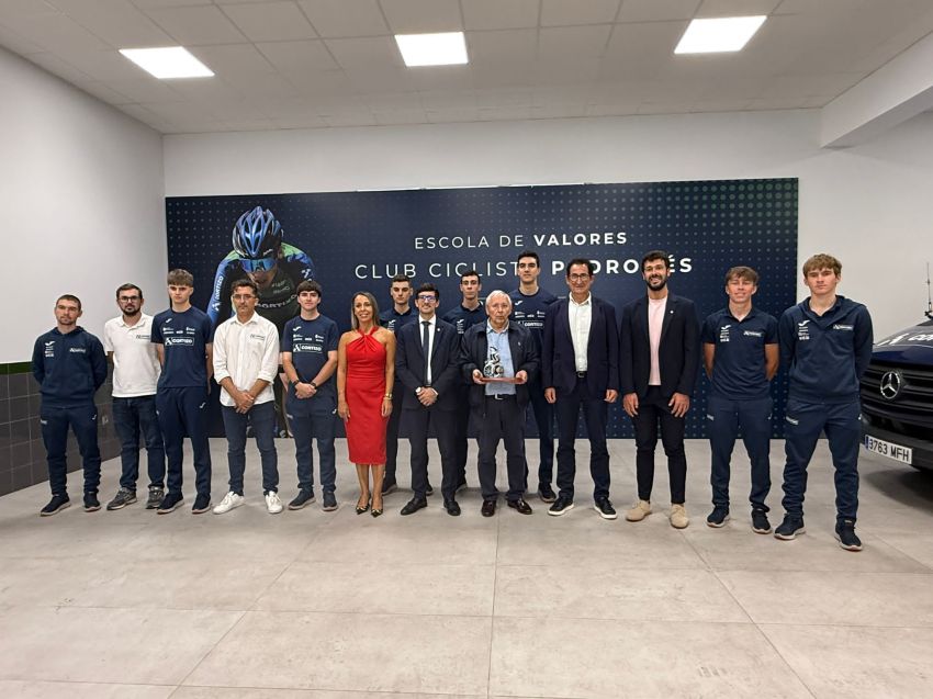 A Deputación da Coruña e o Concello de Padrón celebran cos membros do Club Ciclista Padronés os seus éxitos deportivos