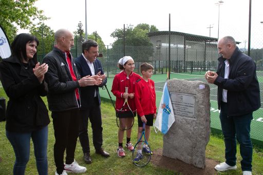 A Deputación e o Concello de Negreira inauguran as renovadas pistas de tenis de Pedra Mámoa tras unha reforma de 80.000 euros financiada polo Plan Único
