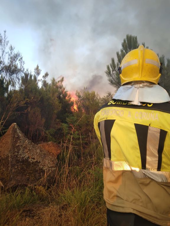 O Consorcio Provincial Contraincendios da Coruña mobiliza os seus bombeiros para apoiar os labores de extinción dos incendios en Ourense